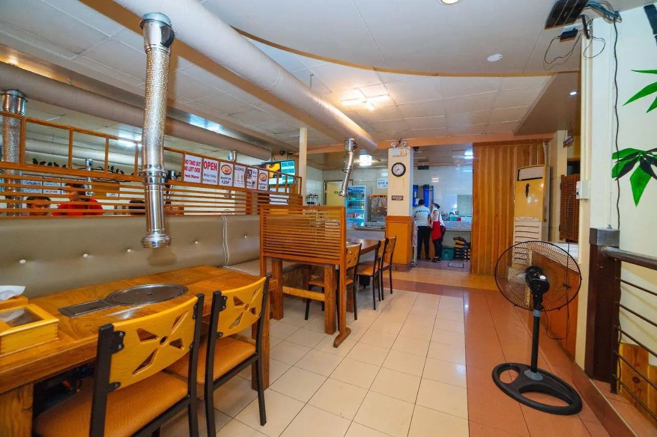 Reddoorz @ Fields Avenue Angeles City 酒店